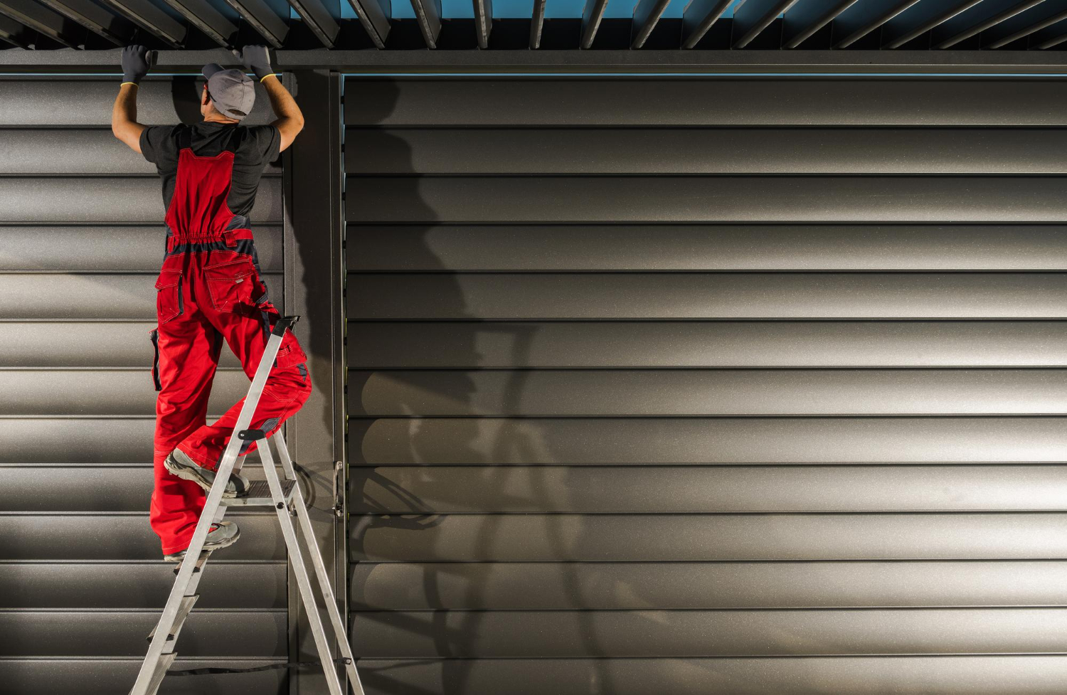 tapparellista ripara una porta basculante del garage
